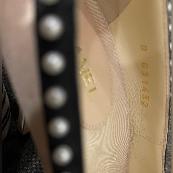 Authentic CHANEL champagne silk satin heels with pearl detail size 37.5 - Picture 8 of 8